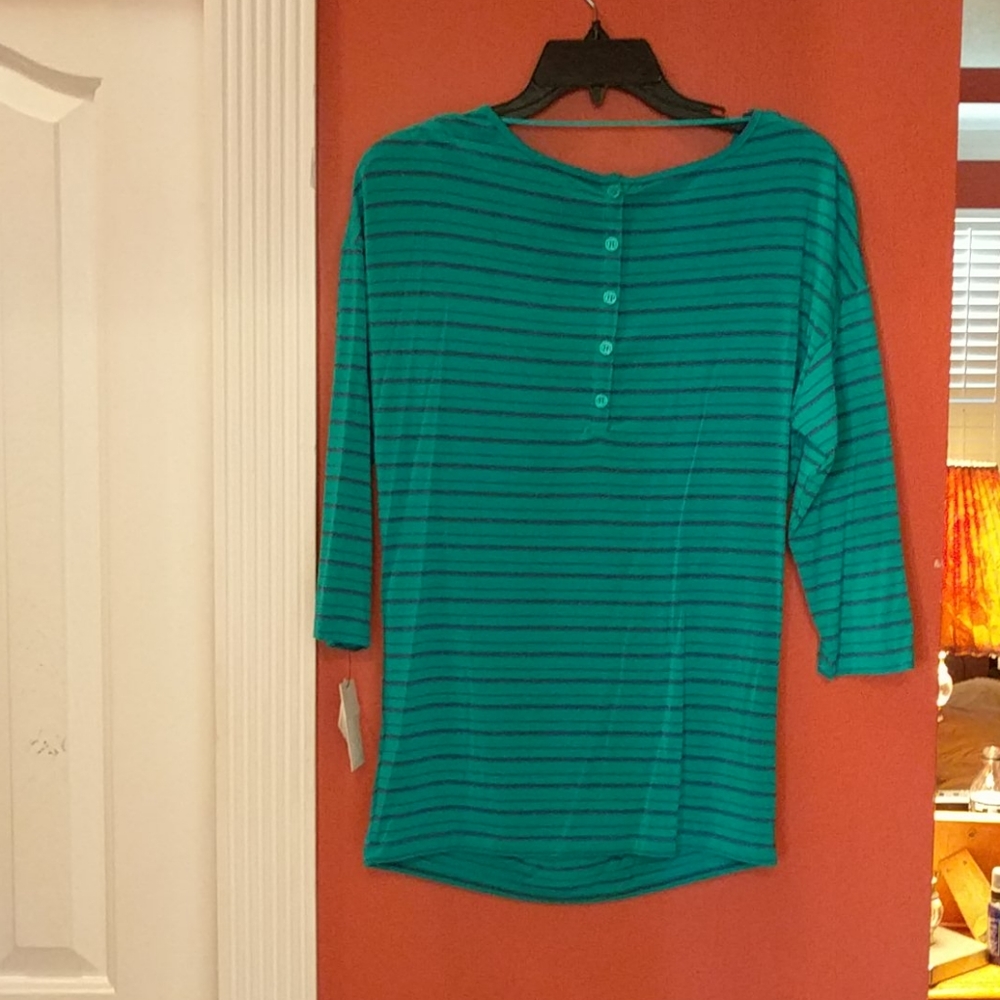 Green top - Picture 2 of 6